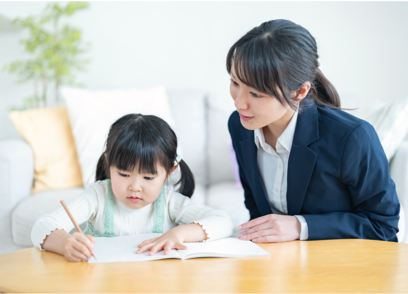 社員と子どもが笑顔で過ごす様子